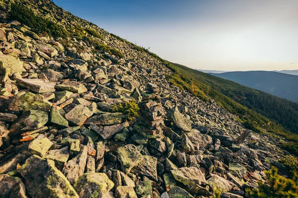 Uitzicht op de rotsachtige berg — Stockfoto