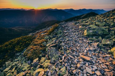 Kayalık bir dağ manzarası