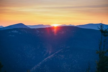 Arka planda dağ olan bir dur işareti.
