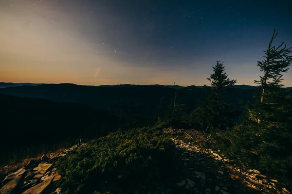 Un letrero frente a una puesta de sol con el letrero de Hollywood al fondo — Foto de Stock