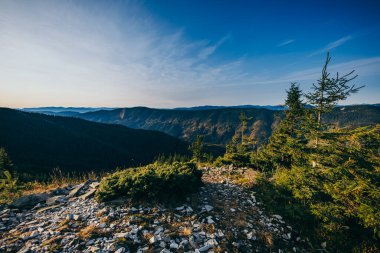Dağın yamacında bir işaret.