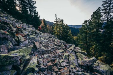 Kayalık tepede bir insan