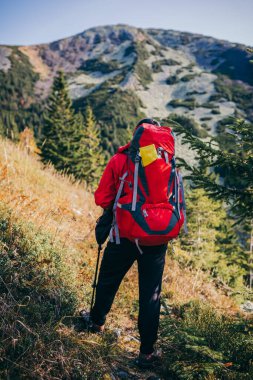 Bir dağın önünde duran biri.
