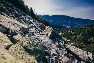 Kayalık bir dağ, kayalık bir tepe.