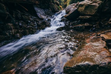 Kayalık bir uçurumun üzerinde büyük bir şelale.