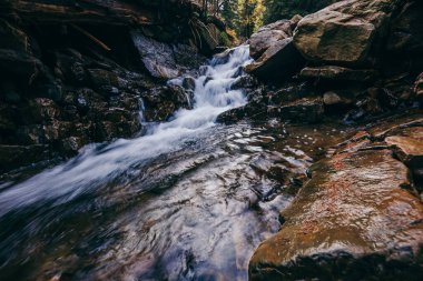 Kayalık bir uçurumun üzerinde büyük bir şelale.