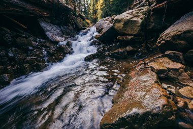 Kayalık bir uçurumun üzerinde büyük bir şelale.