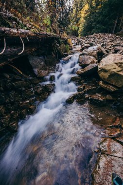 Su üzerinde büyük bir şelale Bir dağ