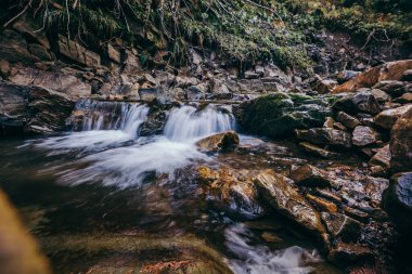 Kayalık bir bölgede büyük bir şelale.