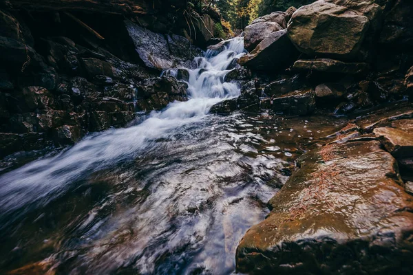Kayalık bir uçurumun üzerinde büyük bir şelale.