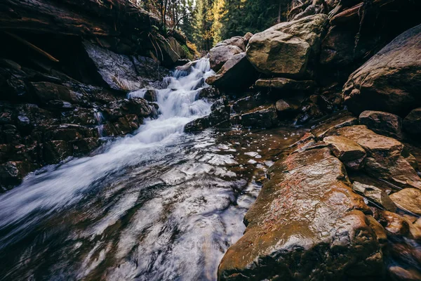 Kayalık bir uçurumun üzerinde büyük bir şelale.