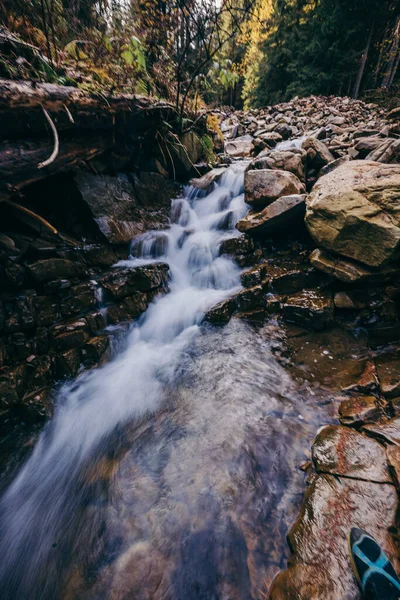 Bir kayanın yanında büyük bir şelale.