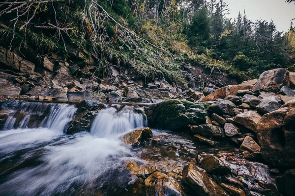Kayalık bir uçurumun üzerinde büyük bir şelale.