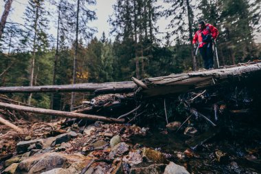 Bir kayanın üzerinde duran bir adam Bir dağın üzerinde