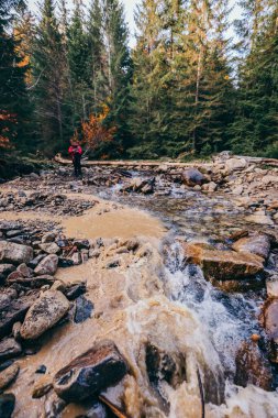 Kayalık bir bölgede büyük bir şelale.