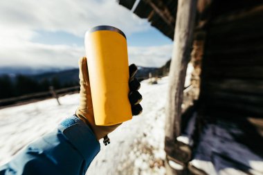 Karla kaplı bir tren Bir dağ