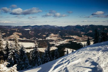 Karla kaplı bir dağa yakın çekim