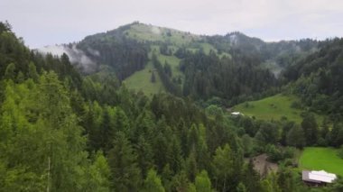 Arka planda dağ olan bir ev.