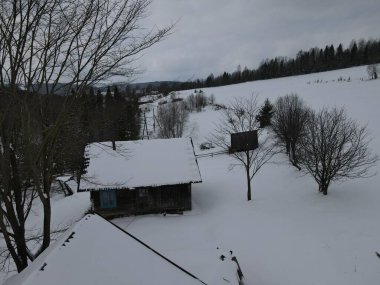 Karla kaplı bir ev karla kaplı bir dağ