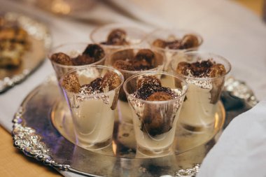 Masanın üstünde duran çikolatalı pasta.