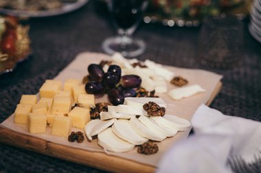 Masanın üstünde oturan bir parça kek.