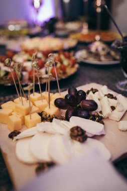 Masada büyük bir çikolatalı pasta.
