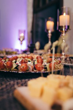 Masanın üstündeki pastaya yakın çekim.