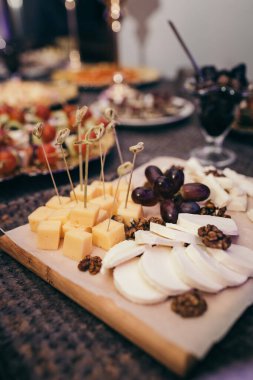 Masada pasta olan bir kesme tahtası.