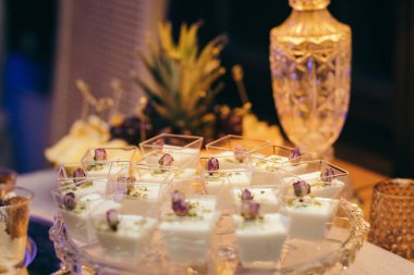 Şarap kadehleriyle masanın üstünde oturan bir pasta.