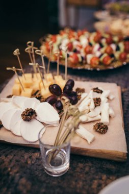 Masanın üstünde duran çikolatalı pasta.