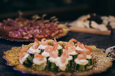 Masanın üstüne yakın plan bir suşi.