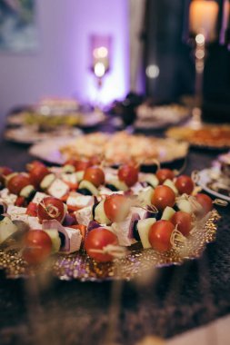 Masanın üstündeki masada yemek.