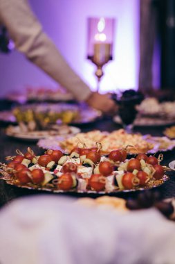 Masanın üstünde oturan bir pizza.