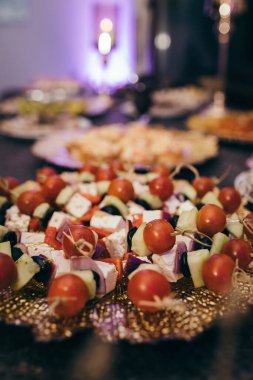 Masanın üstündeki masada yemek.