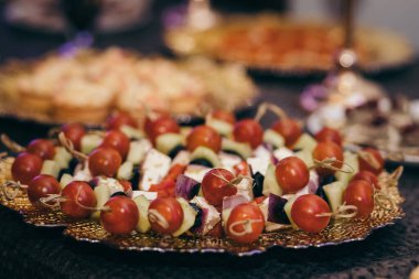 Masanın üstündeki tabakta yemek.