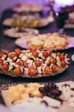 Masanın üstündeki kesme tahtasının üstünde yemek var.