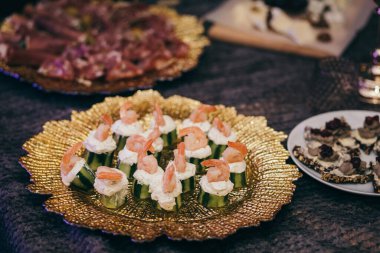 Masada bir tabak yemek.