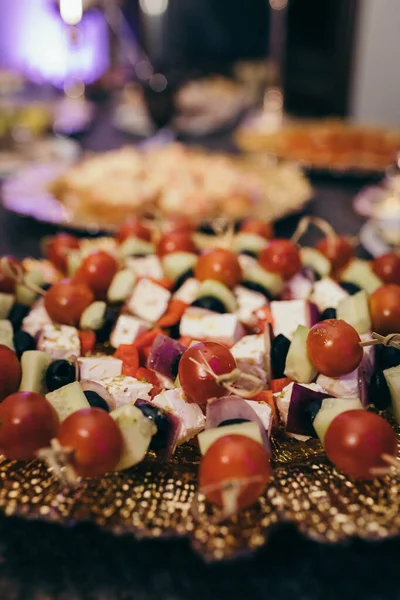 Masanın üstündeki tabakta yemek.