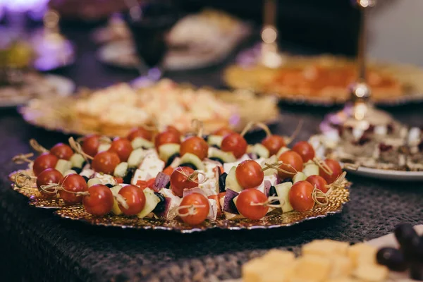 Bir dilim pizzanın yakın çekimi.