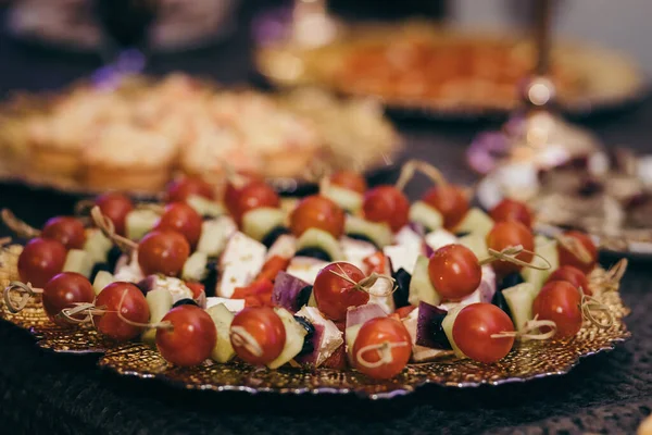 Masanın üstündeki tabakta yemek.