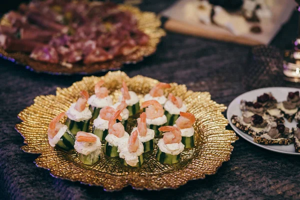 Masada bir tabak yemek.