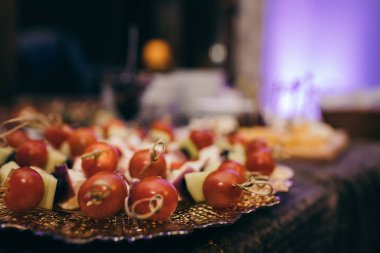 Masada yemek Oturan bir pasta