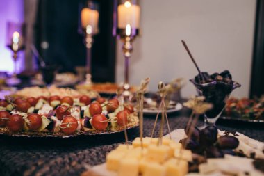 Masada yemek Oturan bir pasta