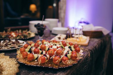 Masada yemek Oturan bir pasta