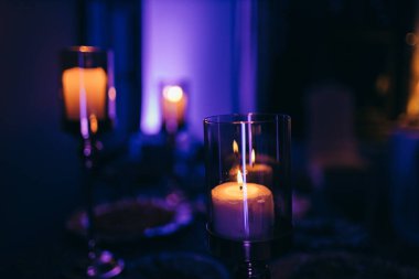 Bir mum ve bir kadeh şarap.