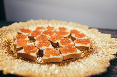 Bir dilim pizzanın yakın çekimi.