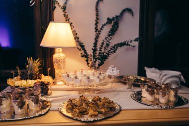 Tabakta yemek tabakları olan bir masa.