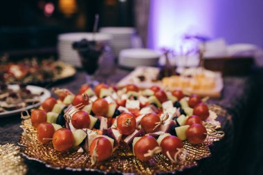 Masada yemek Oturan bir pasta