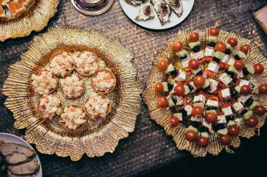 Masada yemek Oturan bir pasta