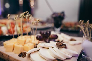 Tabakta bir parça kek